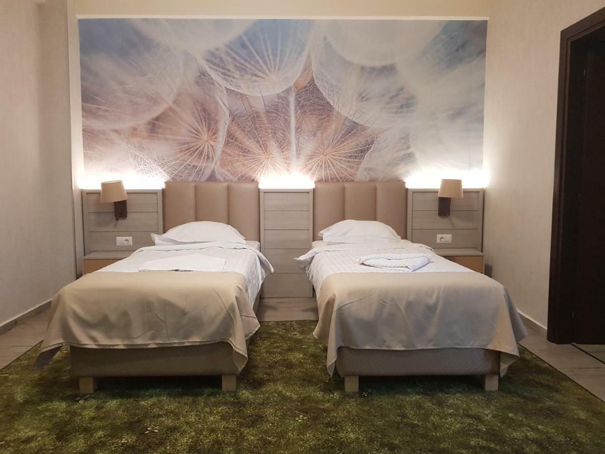 Hotel Florilor Бэи­ле-Олэ­неш­ти Экстерьер фото